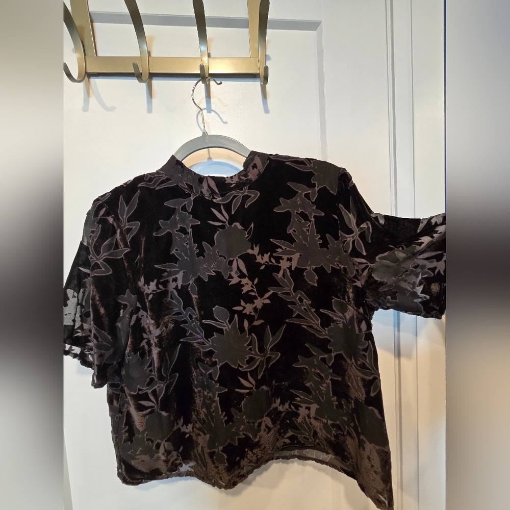 Velvet mock-neck slightly cropped blouse